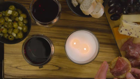 Zwei-Personen-Beim-Abendessen-Mit-Käse-Und-Rotwein